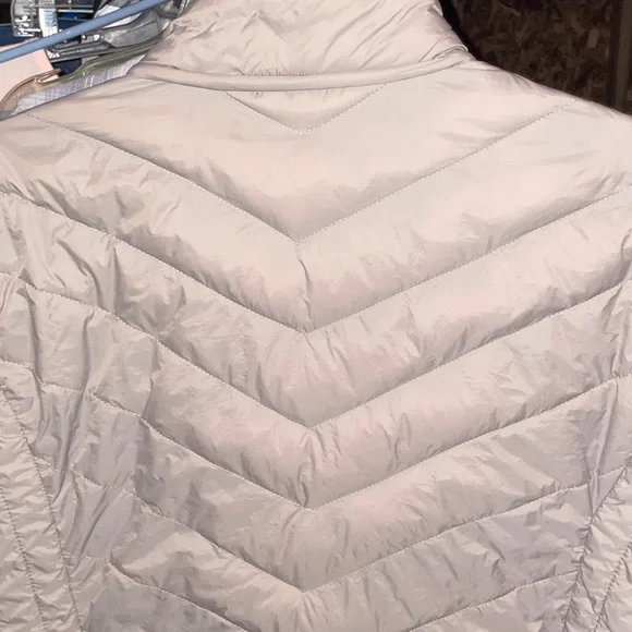 London Fog Women’s XL Light Gray Quilted Jacket. - Picture 3 of 13